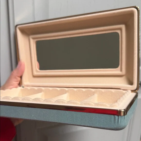 Vintage Travel Clamshell jewelry box with mirror 💍🩵 - Picture 5 of 17